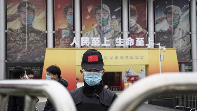 Anggota tim ahli WHO yang menyelidiki sumber virus corona di Wuhan, mengecam intelijen AS karena meragukan transparansi penyelidikan mereka.