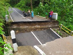 Jembatan Penghubung ke Pantai Sadeng Putus Diterjang Luapan Air