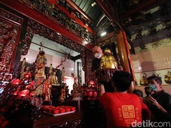 Melihat Persiapan Imlek Kelenteng Tertua di Indonesia