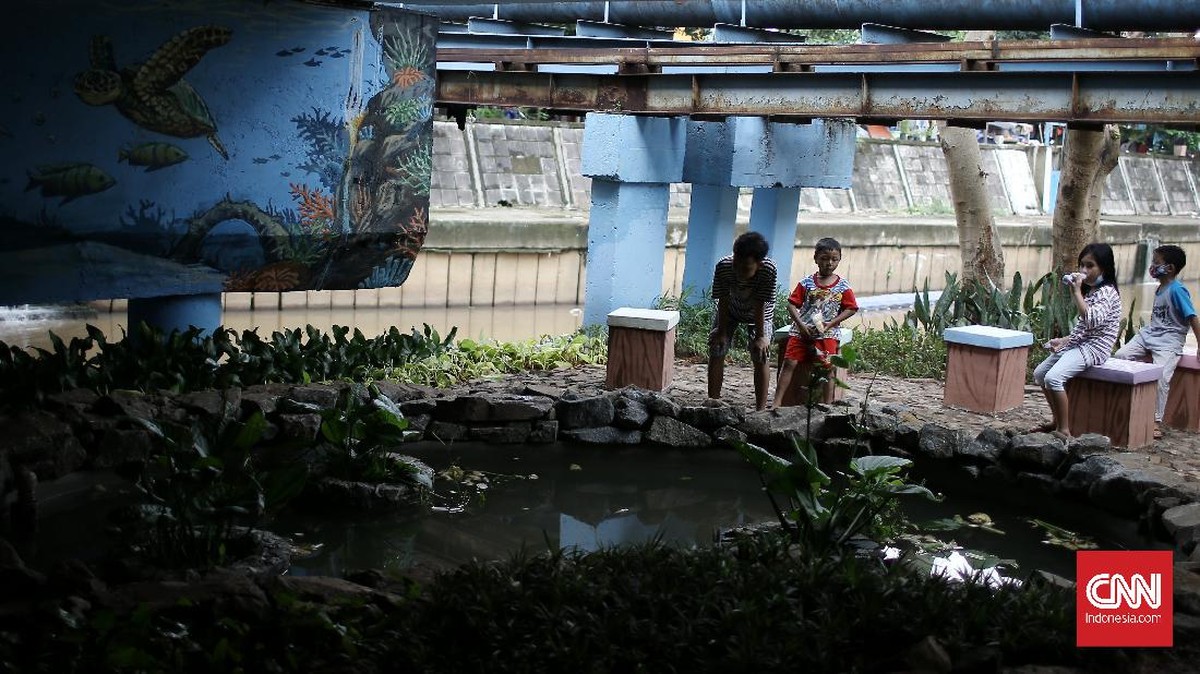 FOTO: Kolong Jembatan Tunawisma Disulap Jadi Taman Kota