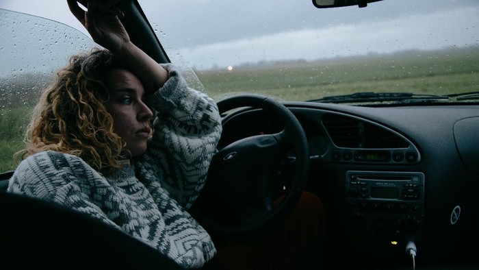 Selalu Menyesali Masa Lalu dan Mencemaskan Masa Depan, Ini Tanda Kamu Seorang Overthinker!