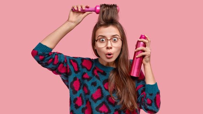 5 Trik Mudah Membersihkan Sisa Hairspray yang Membandel