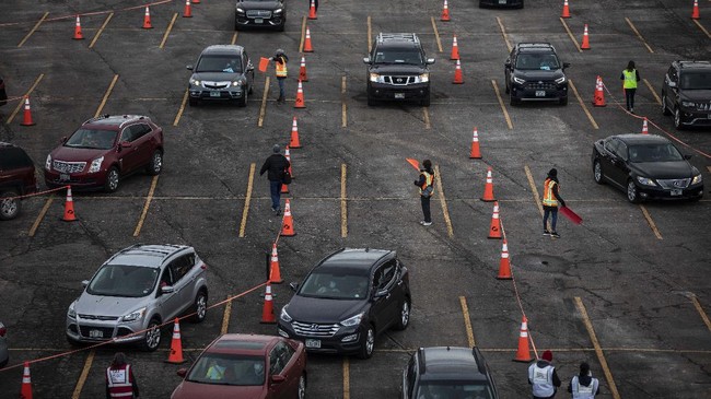 Ribuan lansia di Amerika Serikat menerima vaksin covid-19 secara drive thru. Ditargetkan 10 ribu lansia dapat divaksin pada akhir pekan