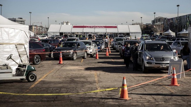 Ribuan lansia di Amerika Serikat menerima vaksin covid-19 secara drive thru. Ditargetkan 10 ribu lansia dapat divaksin pada akhir pekan