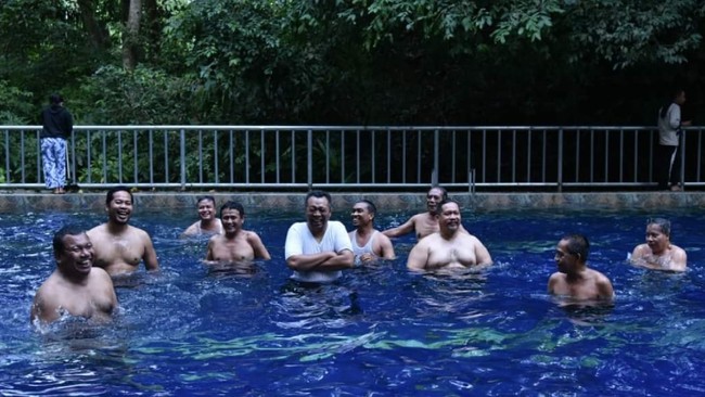 Gubernur NTB Zulkieflimansyah memamerkan foto dirinya sedang berendang bersama sejumlah orang, di tengah bencana banjir yang melanda wilayahnya.