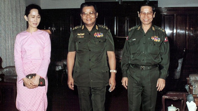 Junta militer Myanmar (Tatmadaw) memecat belasan menteri dan pejabat kabinet pemerintahan pemimpin de facto Aung San Suu Kyi sehari setelah melakukan kudeta.
