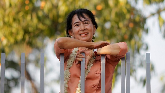 Pemimpin de facto Myanmar Aung San Suu Kyi dilaporkan menjadi tahanan rumah setelah angkatan bersenjata Tatmadaw menahannya dalam kudeta.
