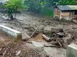 Bondowoso Diterjang Banjir, Puluhan Kandang Ternak Hanyut