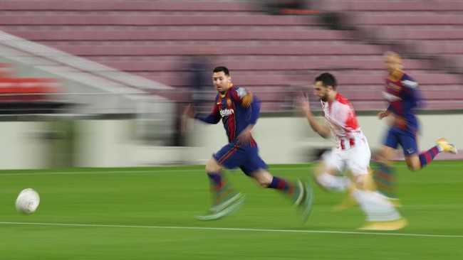 Lionel Messi mencetak gol tendangan bebas indah saat Barcelona menang 2-1 atas Athletic Bilbao di Camp Nou, Minggu (31/1).