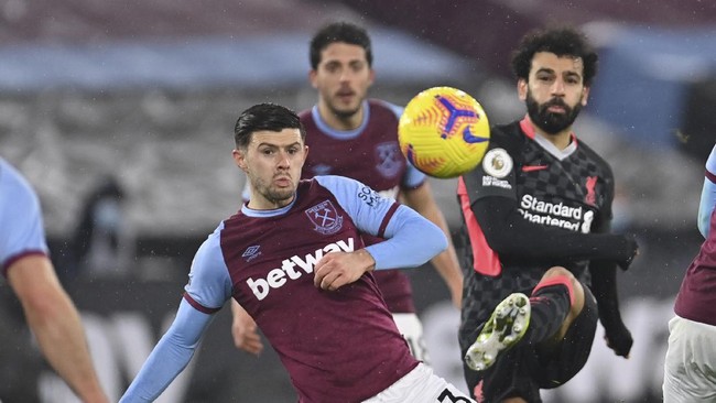 Mohamed Salah menjauh dari rival-rival dalam daftar top skor Liga Inggris setelah menyumbangkan dua gol untuk Liverpool.
