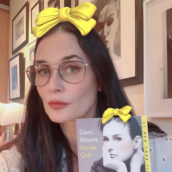 <p>Terlepas dari dugaan operasi plastik tersebut, ternyata Demi Moore sebenarnya memiliki tips untuk menjaga wajah bebas kerutan alias awet muda, Bunda. (Foto: Instagram @demimoore)</p>