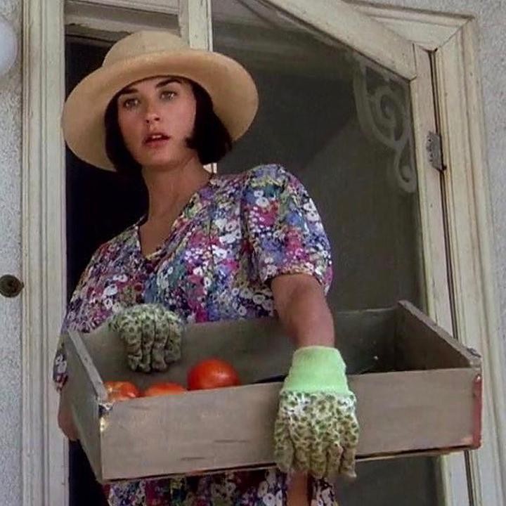 <p>Hal ini pun membuatnya dirumorkan telah lakukan operasi plastik. Bahkan, fans Demi Moore mengatakan bahwa ia tidak terlihat seperti dirinya sendiri. Dia terlihat berbeda, terutama pada tulang pipinya. (Foto: Instagram @demimoore)</p>