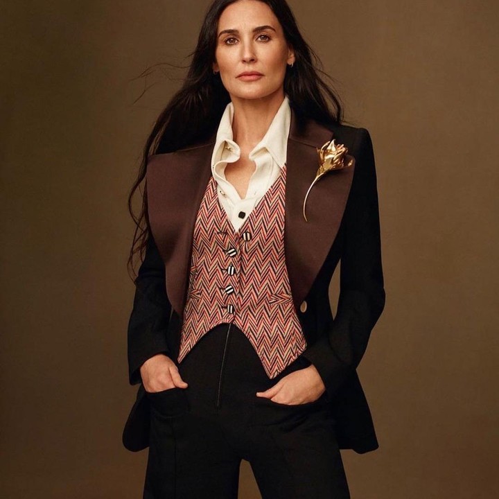 <p>Dalam perawatan yang dilakukannya tersebut, ternyata Demi Moore rajin menggunakan pelembab, membersihkan wajah dengan penghapus make-up khusus, serta pakai serum dan menggosokkan gemstone roller di garis rahangnya, ke tulang pipinya, di sepanjang dahi hingga lehernya, Bunda. (Foto: Instagram @demimoore)</p>