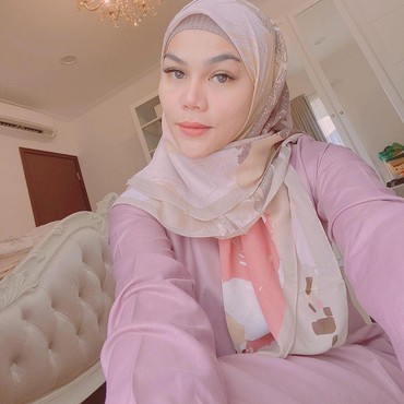 Pesona DJ Katty Butterfly Berbalut Hijab