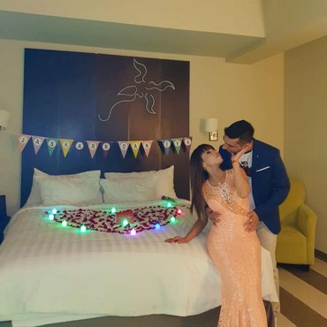 Usai Cerai dari Kiwil, Eva Belisima Mesra Bareng Eks Kekasih di Ranjang