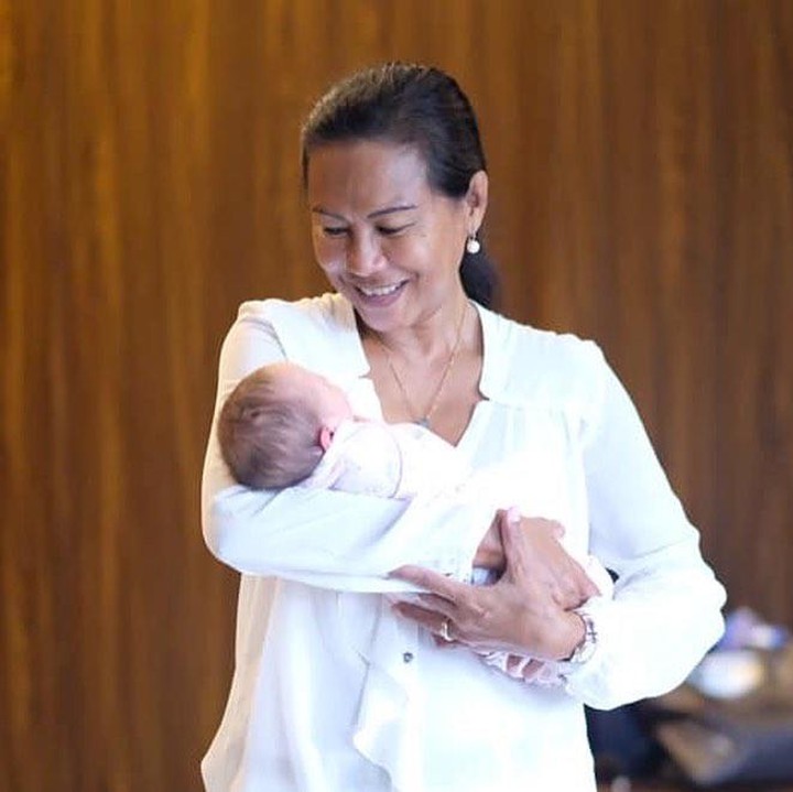 <p>Sama-sama menggendong bayi, ini momen saat Latiffa menimang cucu pertamanya, baby Zalina, putri Hamish dan Raisa. (Foto: Instagram @teaweb)</p>