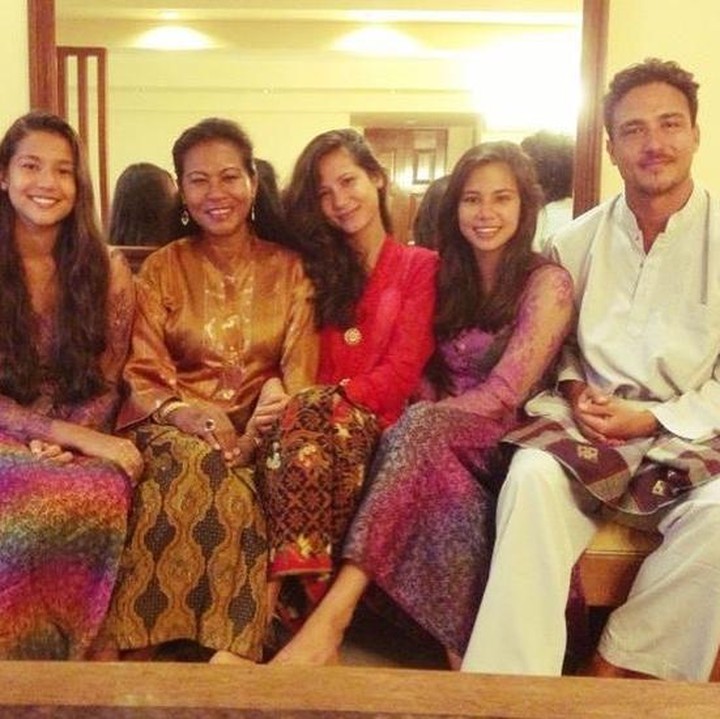 <p>Kalau ini potret kekompakan Latiffa dan anak-anaknya beberapa tahun yang lalu, Bunda. Wajahnya enggak jauh berbeda, ya? (Foto: Instagram @teaweb)</p>