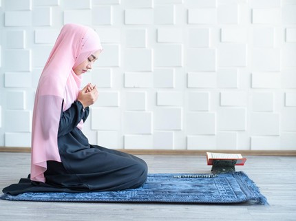 Ayat Seribu Dinar untuk Melancarkan Rezeki & Waktu Mustajab Mengamalkannya