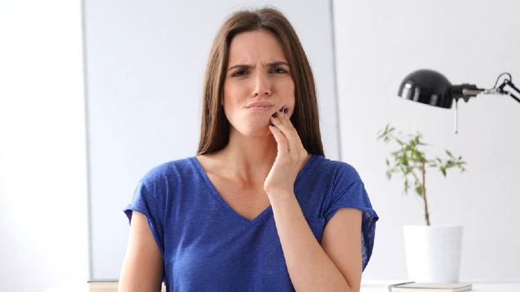 Ilustrasi sakit gigi atau sariawan Toothache, Beautiful Woman with Tooth Infection