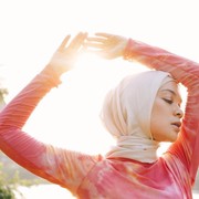 5 Inspirasi Gaya Outfit Hijab Sporty ala Tantri Namirah