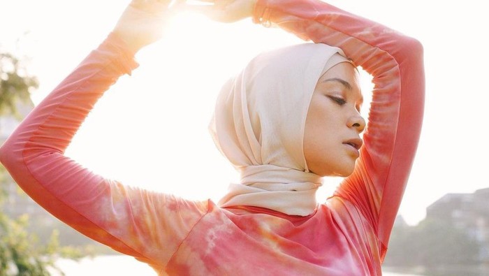 5 Inspirasi Gaya Outfit Hijab Sporty ala Tantri Namirah