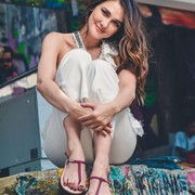 Intip Gaya OOTD Luna Maya Pakai Sendal Jepit