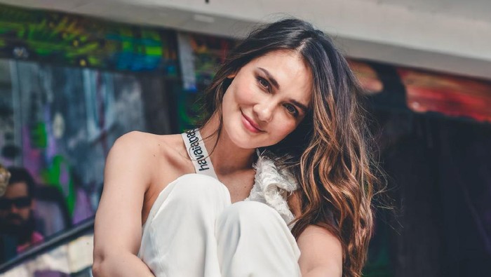 Intip Gaya OOTD Luna Maya Pakai Sendal Jepit