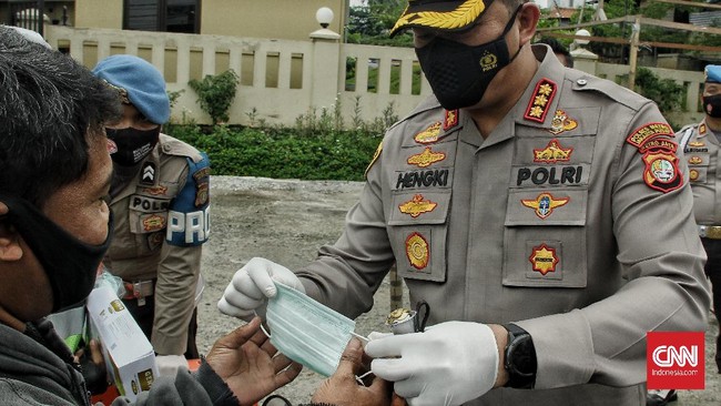 Polisi memburu bandar narkoba yang menabrak anggota Polres Jakpus Iptu JM hingga terluka di Cirebon, Jawa Barat.