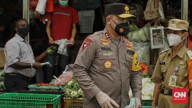 Kapolda Metro Jay Irjen Fadil Irman mengklaim tak pernah melarang warga berjualan selama PPKM Darurat namun hanya mengatur.