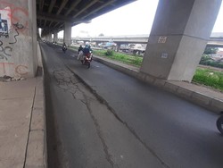 Hati-hati! Jalan Depan Pasar Sumber Arta Bekasi Amblas 10 Cm