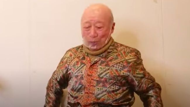 Aktor film porno asal Jepang, Shigeo Tokuda alias Kakek Sugiono, berkesempatan mencoba Indomie.