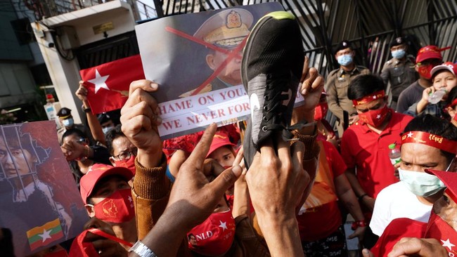 Seruan aksi pembangkangan sipil di Myanmar meningkat pada Rabu (3/1), hari ketiga kudeta militer dan penahanan Aung San Suu Kyi.