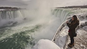 FOTO: Keindahan yang Membeku di Air Terjun Niagara