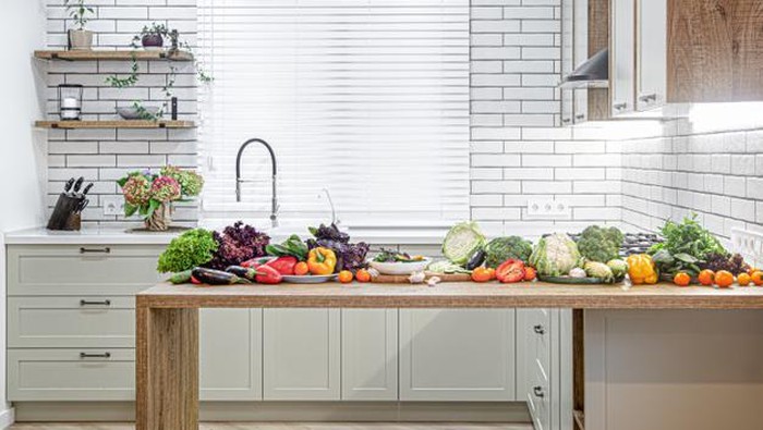 Khawatir Berantakan? Ini Tips untuk Mendesain Rak Dapur Terbuka ala Selebriti Hollywood