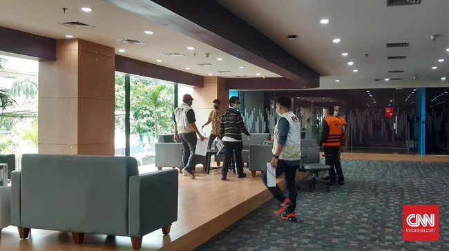 Uang suap kasus Bansos diserahkan dalam lima tahap di ruangan Pejabat Kementerian Sosial Matheus Joko Santoso yang berada di lantai 3 Gedung Kementerian Sosial.