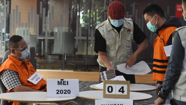 Terdakwa Harry Van Sidabukke mengungkap hubungan adik dari kader PDIP dengan broker bansos Covid-19.