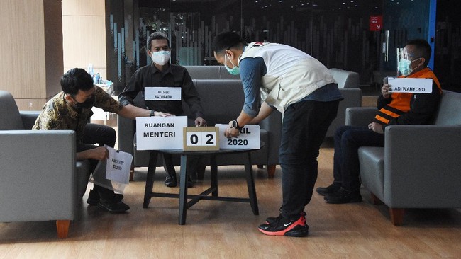 ICW menilai tuntutan hukum yang dijatuhkan ke dua penyuap eks Mensos Juliari dalam dugaan korupsi bansos bukan saja sangat rendah tapi juga mencederai publik.