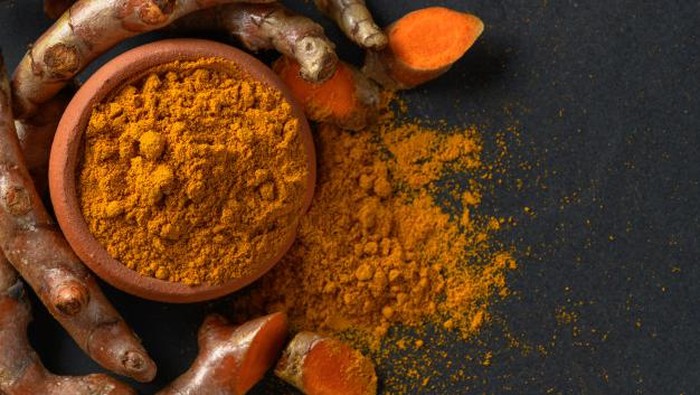 Kunyit memiliki lebih dari 300 senyawa aktif dan yang utama adlah antioksidan yang disebut kurkumin yang memiliki sifat anti-inflamasi yang kuat.