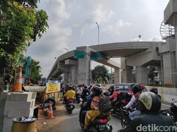 Ada Proyek JPO Dekat Flyover Tapal Kuda, Lalin Arah Pasar Minggu Macet