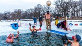 FOTO: Memulai Hari dengan Berendam di Danau Es Beberapa orang di Minneapolis, AS, gemar memulai hari dengan berendam di dalam air Danau Harriet dengan suhu mencapai 3 derajat Celcius.