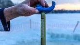 FOTO: Memulai Hari dengan Berendam di Danau Es Beberapa orang di Minneapolis, AS, gemar memulai hari dengan berendam di dalam air Danau Harriet dengan suhu mencapai 3 derajat Celcius.