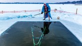 FOTO: Memulai Hari dengan Berendam di Danau Es Beberapa orang di Minneapolis, AS, gemar memulai hari dengan berendam di dalam air Danau Harriet dengan suhu mencapai 3 derajat Celcius.