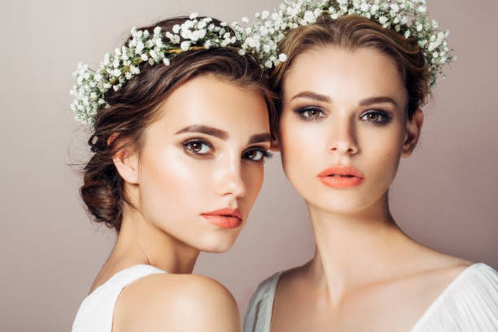 Natural-nude wedding make up bisa menjadi inspirasi buat kamu yang suka dengan riasan wajah natural. Eyeshadow dengan warna kecoklatan, yang dipadu dengan blush on bewarna coral membuat wajah kamu terlihat cantik natural. Lengkapi dengan pilih lipstick berwarna nude yang akan membuat hasil make up kamu tampak lebih natural, ya! / foto: istockphoto.com