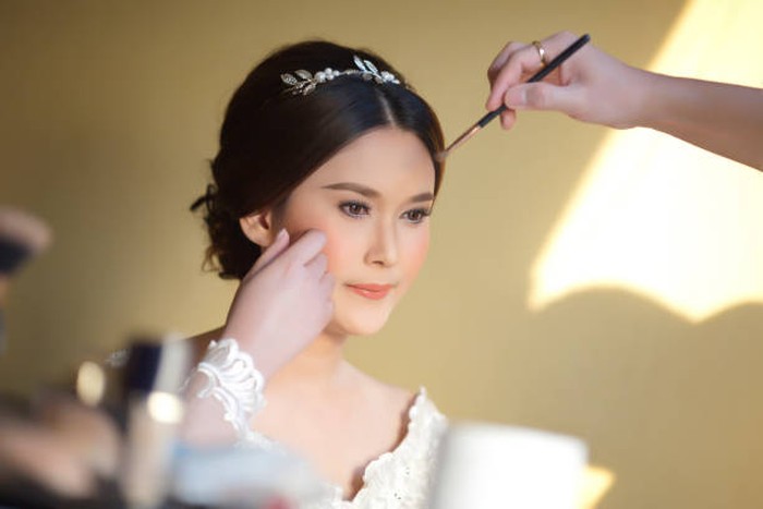 Kalau kamu ingin make up yang simpel tapi masih ada kesan berani, kamu wajib coba peachy make up look untuk hari pernikahanmu! Make up ini bisa buat wajah kamu terlihat awet muda dan selalu fresh selama upacara pernikahan berlangsung. / foto: istockphoto.com