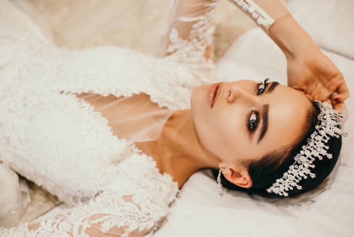Mengingat pandemi Covid-19 belum berakhir, gaya make up yang satu ini bisa jadi inspirasi kamu yang mau menikah di tahun ini. Bold-smokey eyes make up look merupakan gaya make up yang mempertegas bagian mata agar terlihat lebih hidup. Cocok banget buat kondisi sekarang, dimana kita wajib menggunakan masker sebagai protokol kesehatan. / foto: istockphoto.com