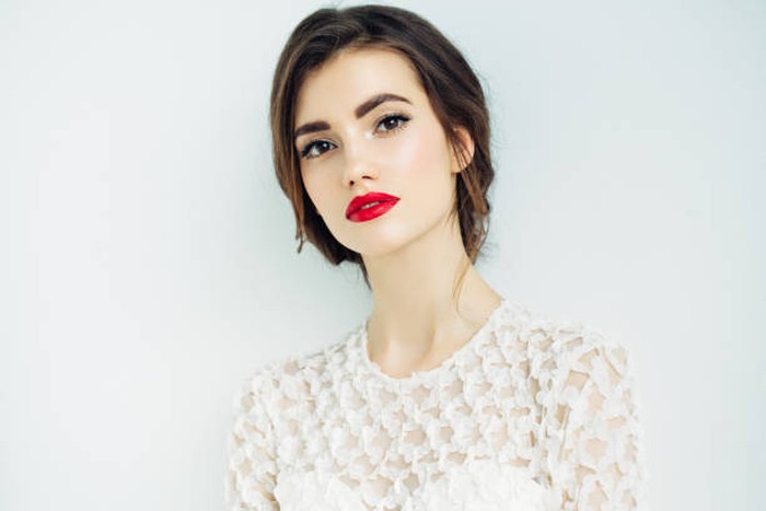 Inspirasi make up untuk hari pernikahan yang terakhir adalah Classic Red Lips Make Up Look. Tidak semua wanita berani menggunakan lipstik merah. Namun, kamu wajib coba gaya make up ini buat momen sekali seumur hidupmu! Warna bibir yang merah merona menjadi poin utama gaya make up ini./ foto: istockphoto.com