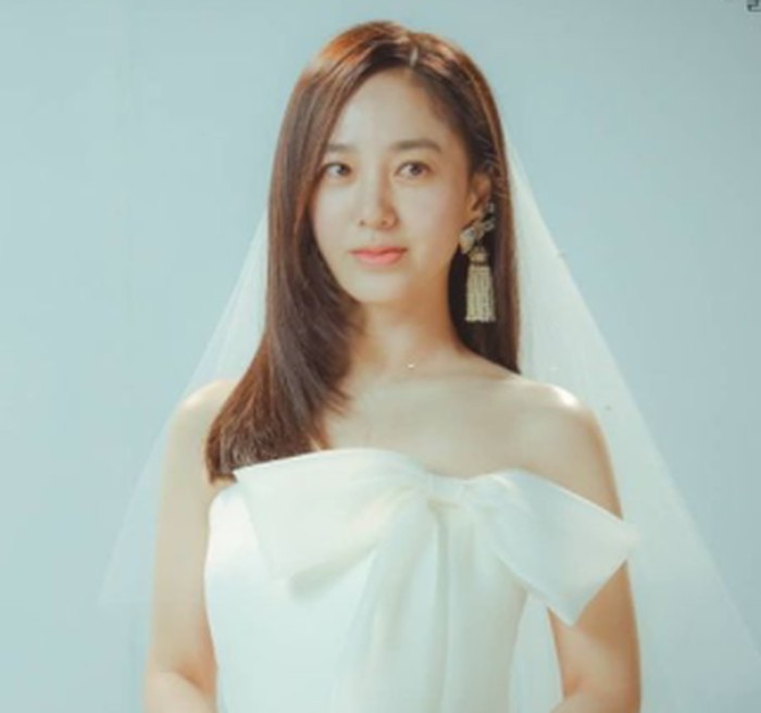 alau kamu penggemar drama Korea, pasti suka melihat adegan pernikahan dimana pengantin wanita tampil alami seperti tidak menggunakan make up. Yup, gaya make up ini dinamakan Korean No-Make Up Look. Kunci dari make up ini adalah hasil complexion yang flawless, dewy, serta pemilihan warna pada eyeshadow, blush on, dan lipstik yang natural./ foto: instagram.com/tvchosuninsta