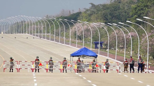 Australia mendesak junta militer Myanmar segera membebaskan seorang penduduknya, Sean Turnell, yang ditahan selepas kudeta.