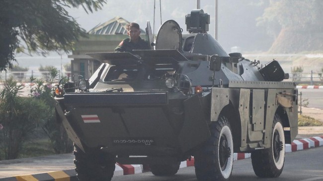 Militer Myanmar menggelar unjuk kekuatan besar dalam parade Hari Angkatan Bersenjata Tahunan di tengah protes massa melawan kudeta.