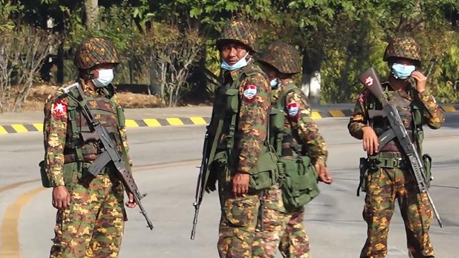Militer Myanmar menahan pemimpin de facto, Aung San Suu Kyi serta pejabat sipil lainnya dan melakukan kudeta, Senin (1/2).
